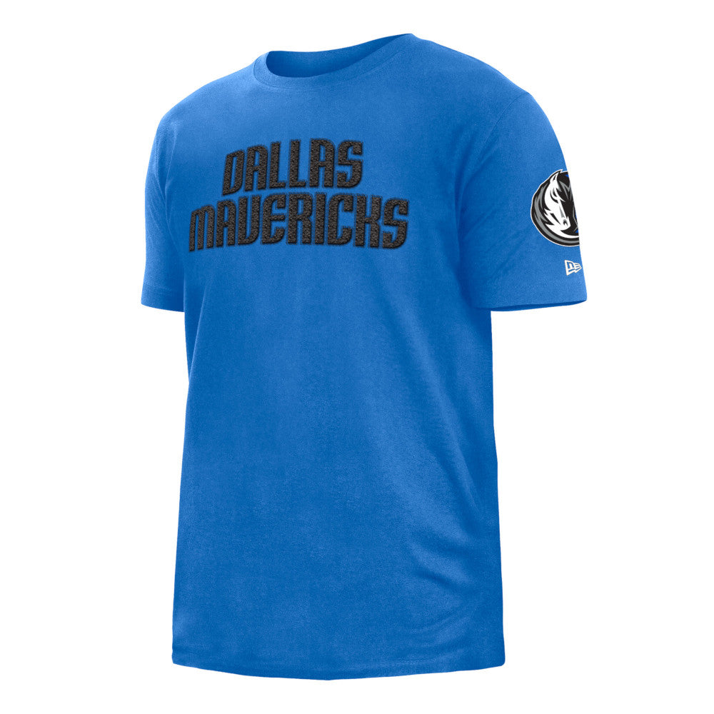 DALLAS MAVERICKS NEW ERA 2022 WORDMARK HORSEHEAD TEE