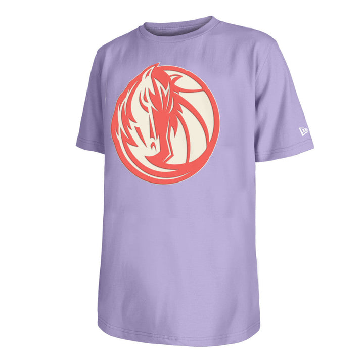 DALLAS MAVERICKS NEW ERA 2022 PURPLE HORSE HEAD LOGO TEE