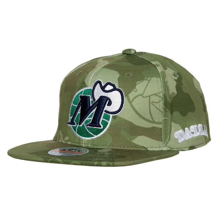 DALLAS MAVERICKS MITCHELL & NESS 2022 HARDWOOD CLASSIC GREEN CAMO FITTED CAP